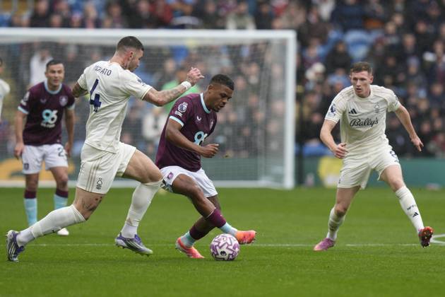 Burnley v Nottingham Forest, Burnley, UK - 20 Sep 2025 Morato of Nottingham Forest competes for the ball with Lyle Foster of Burnley during the Premier League match between Burnley and Nottingham Forest at Turf Moor, Burnley on 20 September 2025 ( Burnley Turf Moor Burnley England Copyright: xStevexFlynn PPAUKx PPA-215765