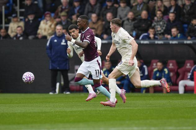 Burnley v Nottingham Forest, Burnley, UK - 20 Sep 2025 Jaidon Anthony of Burnley runs with the ball during the Premier League match between Burnley and Nottingham Forest at Turf Moor, Burnley on 20 September 2025 ( Burnley Turf Moor Burnley England Copyright: xStevexFlynn PPAUKx PPA-215784