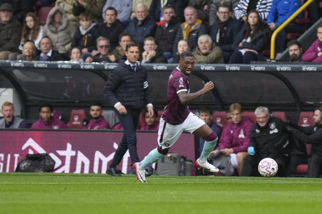 Burnley v Nottingham Forest, Burnley, UK - 20 Sep 2025 Jaidon Anthony of Burnley runs with the ball during the Premier League match between Burnley and Nottingham Forest at Turf Moor, Burnley on 20 September 2025 ( Burnley Turf Moor Burnley England Copyright: xStevexFlynn PPAUKx PPA-215773