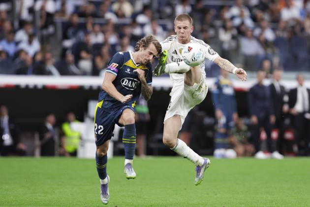 LA LIGA EA Sports - Real Madrid vs Espanyol MADRID, SPAIN - September 20: Franco Mastantuono of Real Madrid and Carlos Romero of Espanyol fight for the ball during the La Liga 2025 26 match between Real Madrid and Espanyol at Santiago Bernabeu Stadium. (Photo by Guillermo Martinez) Madrid Santiago Bernabeu Stadium Spain Copyright: xGuillermoxMartinezx