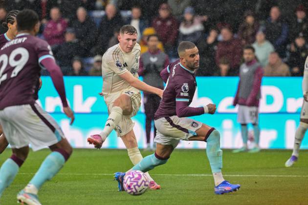 20th September 2025; Turf Moor, Burnley, Lancashire, England; Premier League Football, Burnley versus Nottingham Forest; Elliot Anderson of Nottingham Forest crosses the ball between the Burnley players  LeexDurkin