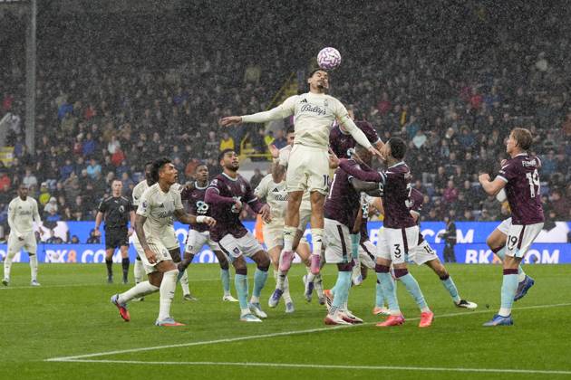 Burnley v Nottingham Forest, Burnley, UK - 20 Sep 2025 Morgan Gibbs-White of Nottingham Forest flicks a header during the Premier League match between Burnley and Nottingham Forest at Turf Moor, Burnley on 20 September 2025 ( Burnley Turf Moor Burnley England Copyright: xStevexFlynn PPAUKx PPA-216198
