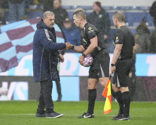 Burnley v Nottingham Forest, Burnley, UK - 20 Sep 2025 Ange Postecoglou, Manager of Nottingham Forest shakes hands wit referee, Tom Bramall after the Premier League match between Burnley and Nottingham Forest at Turf Moor, Burnley on 20 September 2025 ( Burnley Turf Moor Burnley England Copyright: xStevexFlynn PPAUKx PPA-216204
