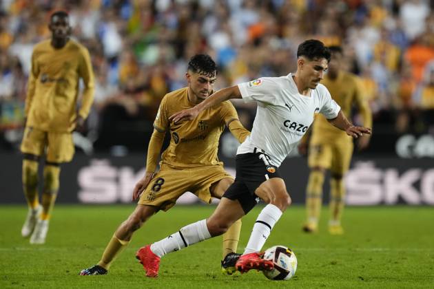 Valencia CF v FC Barcelona, Barca - LaLiga Santander VALENCIA, SPAIN - 29 October: Andre Almeida Central Midfield of Valencia and Portugal and Pedri central midfield of Barcelona and Spain compete for the ball during the La Liga Santander match between Valencia CF and FC Barcelona at Estadio Mestalla on October 29, 2022 in Valencia, Spain. Spain World. Editorial use only. Please get in touch for any other usage. Copyright: x2025xAnadoluxJosexHernandezx