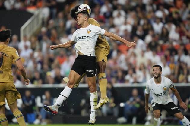 Valencia CF v FC Barcelona, Barca - LaLiga Santander VALENCIA, SPAIN - 29 October: Gabriel Paulista Centre-Back of Valencia and Brazil and Eric Garcia centre-back of Barcelona and Spain compete for the ball during the La Liga Santander match between Valencia CF and FC Barcelona at Estadio Mestalla on October 29, 2022 in Valencia, Spain. Spain World. Editorial use only. Please get in touch for any other usage. Copyright: x2025xAnadoluxJosexHernandezx