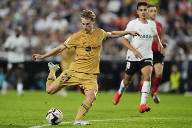 Valencia CF v FC Barcelona, Barca - LaLiga Santander VALENCIA, SPAIN - 29 October: Frenkie de Jong central midfield of Barcelona and Netherlands shooting to goal during the La Liga Santander match between Valencia CF and FC Barcelona at Estadio Mestalla on October 29, 2022 in Valencia, Spain. Spain World. Editorial use only. Please get in touch for any other usage. Copyright: x2025xAnadoluxJosexHernandezx