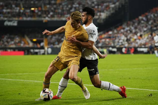 Valencia CF v FC Barcelona, Barca - LaLiga Santander VALENCIA, SPAIN - 29 October: Frenkie de Jong central midfield of Barcelona and Netherlands and Eray Comert Centre-Back of Valencia and Switzerland compete for the ball during the La Liga Santander match between Valencia CF and FC Barcelona at Estadio Mestalla on October 29, 2022 in Valencia, Spain. Spain World. Editorial use only. Please get in touch for any other usage. Copyright: x2025xAnadoluxJosexHernandezx