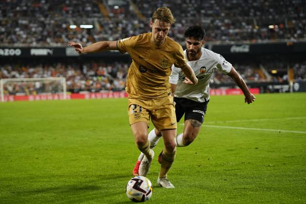 Valencia CF v FC Barcelona, Barca - LaLiga Santander VALENCIA, SPAIN - 29 October: Frenkie de Jong central midfield of Barcelona and Netherlands and Eray Comert Centre-Back of Valencia and Switzerland compete for the ball during the La Liga Santander match between Valencia CF and FC Barcelona at Estadio Mestalla on October 29, 2022 in Valencia, Spain. Spain World. Editorial use only. Please get in touch for any other usage. Copyright: x2025xAnadoluxJosexHernandezx
