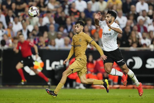 Valencia CF v FC Barcelona, Barca - LaLiga Santander VALENCIA, SPAIN - 29 October: Pedri central midfield of Barcelona and Spain and Eray Comert Centre-Back of Valencia and Switzerland compete for the ball during the La Liga Santander match between Valencia CF and FC Barcelona at Estadio Mestalla on October 29, 2022 in Valencia, Spain. Spain World. Editorial use only. Please get in touch for any other usage. Copyright: x2025xAnadoluxJosexHernandezx