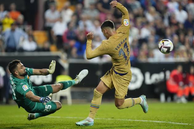 Valencia CF v FC Barcelona, Barca - LaLiga Santander VALENCIA, SPAIN - 29 October: Ferran Torres left winger of Barcelona and Spain shooting to goal and Giorgi Mamardashvili Goalkeeper of Valencia and Georgia makes a save during the La Liga Santander match between Valencia CF and FC Barcelona at Estadio Mestalla on October 29, 2022 in Valencia, Spain. Spain World. Editorial use only. Please get in touch for any other usage. Copyright: x2025xAnadoluxJosexHernandezx