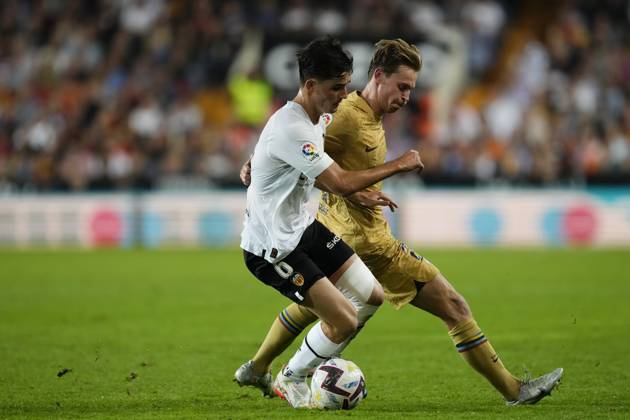 Valencia CF v FC Barcelona, Barca - LaLiga Santander VALENCIA, SPAIN - 29 October: Hugo Guillamon Defensive Midfield of Valencia and Spain and Frenkie de Jong central midfield of Barcelona and Netherlands compete for the ball during the La Liga Santander match between Valencia CF and FC Barcelona at Estadio Mestalla on October 29, 2022 in Valencia, Spain. Spain World. Editorial use only. Please get in touch for any other usage. Copyright: x2025xAnadoluxJosexHernandezx