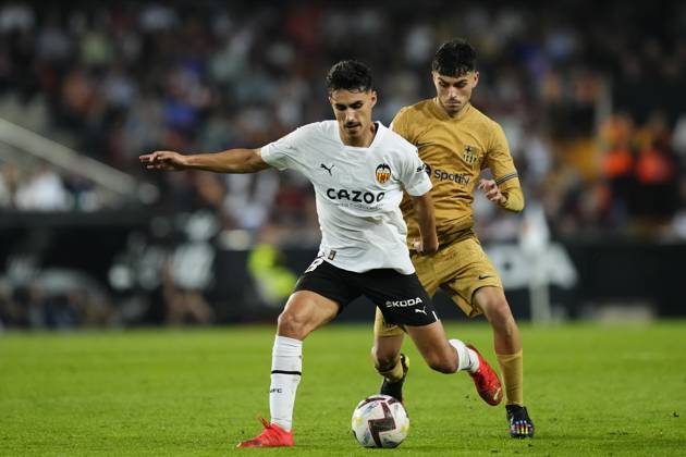 Valencia CF v FC Barcelona, Barca - LaLiga Santander VALENCIA, SPAIN - 29 October: Andre Almeida Central Midfield of Valencia and Portugal and Pedri central midfield of Barcelona and Spain compete for the ball during the La Liga Santander match between Valencia CF and FC Barcelona at Estadio Mestalla on October 29, 2022 in Valencia, Spain. Spain World. Editorial use only. Please get in touch for any other usage. Copyright: x2025xAnadoluxJosexHernandezx