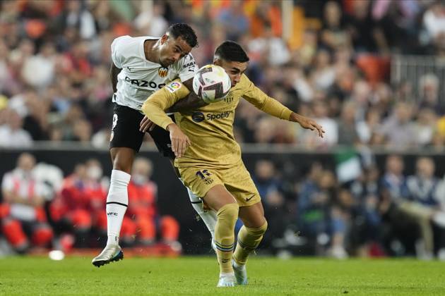 Valencia CF v FC Barcelona, Barca - LaLiga Santander VALENCIA, SPAIN - 29 October: Justin Kluivert Left Winger of Valencia and Netherlands and Ferran Torres left winger of Barcelona and Spain compete for the ball during the La Liga Santander match between Valencia CF and FC Barcelona at Estadio Mestalla on October 29, 2022 in Valencia, Spain. Spain World. Editorial use only. Please get in touch for any other usage. Copyright: x2025xAnadoluxJosexHernandezx