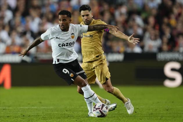 Valencia CF v FC Barcelona, Barca - LaLiga Santander VALENCIA, SPAIN - 29 October: Justin Kluivert Left Winger of Valencia and Netherlands and Jordi Alba left-back of Barcelona and Spain compete for the ball during the La Liga Santander match between Valencia CF and FC Barcelona at Estadio Mestalla on October 29, 2022 in Valencia, Spain. Spain World. Editorial use only. Please get in touch for any other usage. Copyright: x2025xAnadoluxJosexHernandezx