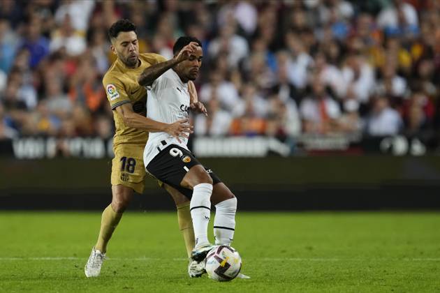 Valencia CF v FC Barcelona, Barca - LaLiga Santander VALENCIA, SPAIN - 29 October: Jordi Alba left-back of Barcelona and Spain and Justin Kluivert Left Winger of Valencia and Netherlands compete for the ball during the La Liga Santander match between Valencia CF and FC Barcelona at Estadio Mestalla on October 29, 2022 in Valencia, Spain. Spain World. Editorial use only. Please get in touch for any other usage. Copyright: x2025xAnadoluxJosexHernandezx