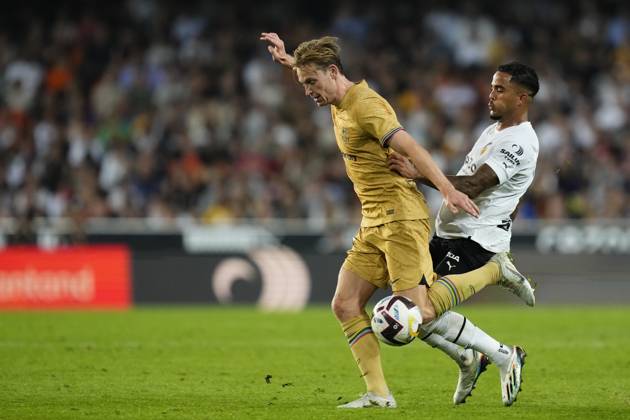 Valencia CF v FC Barcelona, Barca - LaLiga Santander VALENCIA, SPAIN - 29 October: Frenkie de Jong central midfield of Barcelona and Netherlands and Justin Kluivert Left Winger of Valencia and Netherlands compete for the ball during the La Liga Santander match between Valencia CF and FC Barcelona at Estadio Mestalla on October 29, 2022 in Valencia, Spain. Spain World. Editorial use only. Please get in touch for any other usage. Copyright: x2025xAnadoluxJosexHernandezx