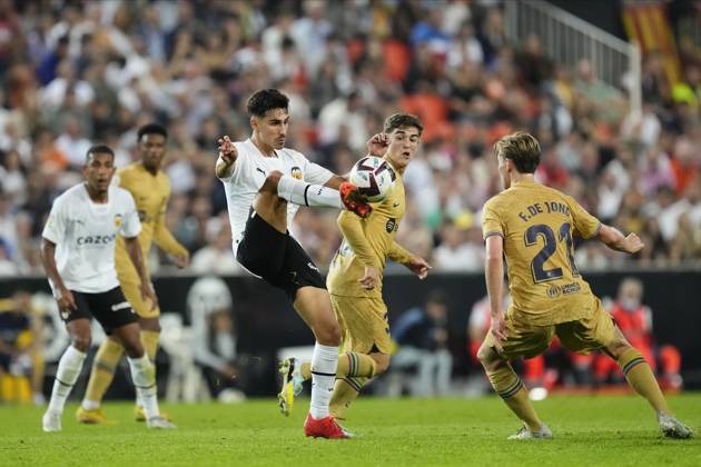 Valencia CF v FC Barcelona, Barca - LaLiga Santander VALENCIA, SPAIN - 29 October: Eray Comert Centre-Back of Valencia and Switzerland does passed during the La Liga Santander match between Valencia CF and FC Barcelona at Estadio Mestalla on October 29, 2022 in Valencia, Spain. Spain World. Editorial use only. Please get in touch for any other usage. Copyright: x2025xAnadoluxJosexHernandezx