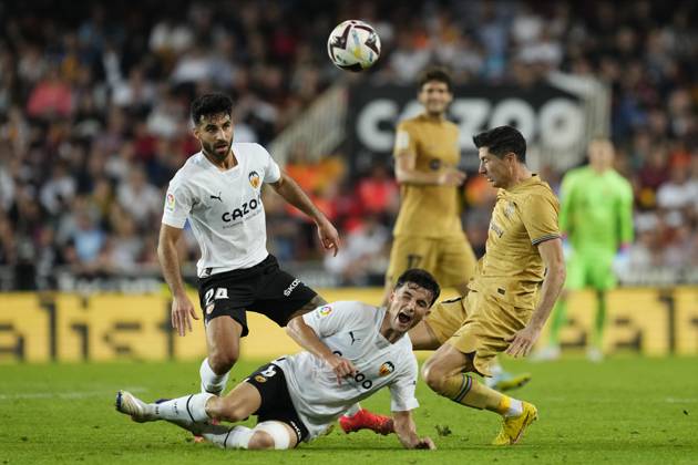 Valencia CF v FC Barcelona, Barca - LaLiga Santander VALENCIA, SPAIN - 29 October: Robert Lewandowski centre-forward of Barcelona and Poland and Hugo Guillamon Defensive Midfield of Valencia and Spain compete for the ball during the La Liga Santander match between Valencia CF and FC Barcelona at Estadio Mestalla on October 29, 2022 in Valencia, Spain. Spain World. Editorial use only. Please get in touch for any other usage. Copyright: x2025xAnadoluxJosexHernandezx