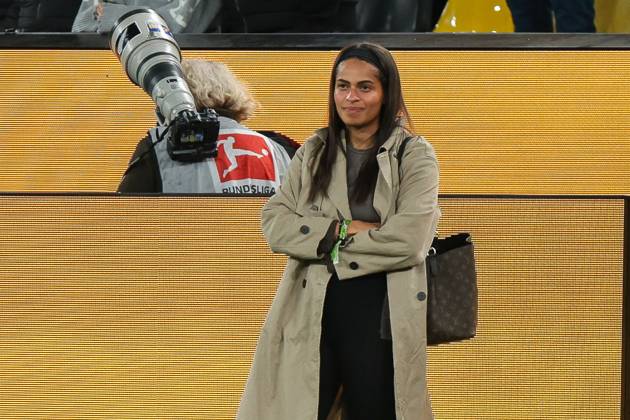 21 09 2025, 1 Bundesliga, Matchday 4, Borussia Dortmund VfL Wolfsburg, Sabrina Schlotterbeck stands on the sidelines, Dortmund Signal Iduna Park NRW Germany xRHR PHOTO DEx Copyright: DennisxEwert RHR-FOTOx RHR-FOTO DE