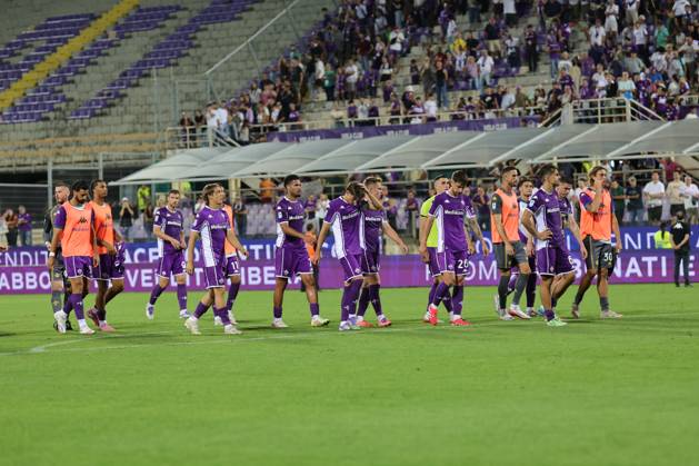 ACF Fiorentina v Como 1907 - Campionato Serie A Fiorentina™s players walk towards the curva, dejected after the defeat during the Italian Serie A football match between ACF Fiorentina and Como 1907,on September 21 ,2025 at the Artemio Franchi stadium in Florence. Firenze FI Italy Copyright: xAndreaxMartinix originalFilename:martini-acffiore250921_np58j