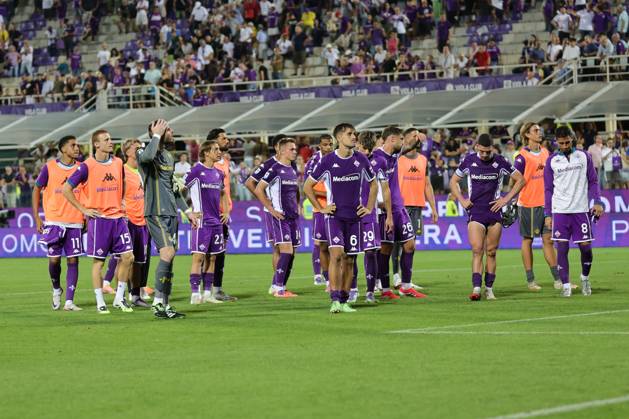 ACF Fiorentina v Como 1907 - Campionato Serie A Fiorentina™s players walk towards the curva, dejected after the defeat during the Italian Serie A football match between ACF Fiorentina and Como 1907,on September 21 ,2025 at the Artemio Franchi stadium in Florence. Firenze FI Italy Copyright: xAndreaxMartinix originalFilename:martini-acffiore250921_npwGx