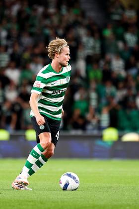 Sporting CP v Moreirense FC - Liga Portugal BetClic 2025 2026 Medio defensivo dinamarques do Sporting CP Morten Hjulmand 42 durante a partida entre Sporting CP v Moreirense FC, valida pela Liga Portugal BetClic 2025 2026 no Estadio Jose Alvalade, Portugal (Foto de Diogo Faria Reis Avant Sports) Lisboa Estadio Jose Alvalade Portugal Copyright: xDiogoxFariaxReis AvantxSportsx