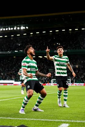 Sporting CP v Moreirense FC - Liga Portugal BetClic 2025 2026 Ponta de lanca colombiano do Sporting CP Luis Suarez 97 marca e Medio esquerdo uruguaio do Sporting CP Maxi Araujo 20 celebra durante a partida entre Sporting CP v Moreirense FC, valida pela Liga Portugal BetClic 2025 2026 no Estadio Jose Alvalade, Portugal (Foto de Diogo Faria Reis Avant Sports) Lisboa Estadio Jose Alvalade Portugal Copyright: xDiogoxFariaxReis AvantxSportsx