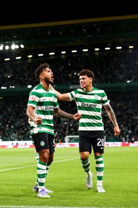 Sporting CP v Moreirense FC - Liga Portugal BetClic 2025 2026 Ponta de lanca colombiano do Sporting CP Luis Suarez 97 marca e Medio esquerdo uruguaio do Sporting CP Maxi Araujo 20 celebra com ele durante a partida entre Sporting CP v Moreirense FC, valida pela Liga Portugal BetClic 2025 2026 no Estadio Jose Alvalade, Portugal (Foto de Diogo Faria Reis Avant Sports) Lisboa Estadio Jose Alvalade Portugal Copyright: xDiogoxFariaxReis AvantxSportsx