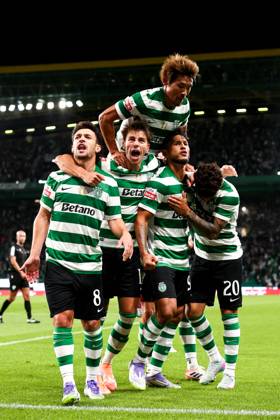 Sporting CP v Moreirense FC - Liga Portugal BetClic 2025 2026 Ponta de lanca colombiano do Sporting CP Luis Suarez 97 marca e Lateral direito do Sporting grego Vagianidis, Medio centro japones do Sporting CP Hidemasa Morita 5 Extremo esquerdo portugues do Sporting CP Pedro Goncalves 8 e Medio esquerdo uruguaio do Sporting CP Maxi Araujo 20 celebram com ele durante a partida entre Sporting CP v Moreirense FC, valida pela Liga Portugal BetClic 2025 2026 no Estadio Jose Alvalade, Portugal (Foto de Diogo Faria Reis Avant Sports) Lisboa Estadio Jose Alvalade Portugal Copyright: xDiogoxFariaxReis AvantxSportsx