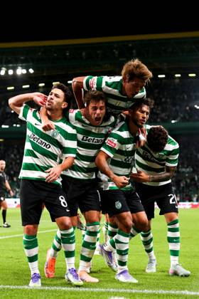 Sporting CP v Moreirense FC - Liga Portugal BetClic 2025 2026 Ponta de lanca colombiano do Sporting CP Luis Suarez 97 marca e Lateral direito do Sporting grego Vagianidis, Medio centro japones do Sporting CP Hidemasa Morita 5 Extremo esquerdo portugues do Sporting CP Pedro Goncalves 8 e Medio esquerdo uruguaio do Sporting CP Maxi Araujo 20 celebram com ele durante a partida entre Sporting CP v Moreirense FC, valida pela Liga Portugal BetClic 2025 2026 no Estadio Jose Alvalade, Portugal (Foto de Diogo Faria Reis Avant Sports) Lisboa Estadio Jose Alvalade Portugal Copyright: xDiogoxFariaxReis AvantxSportsx