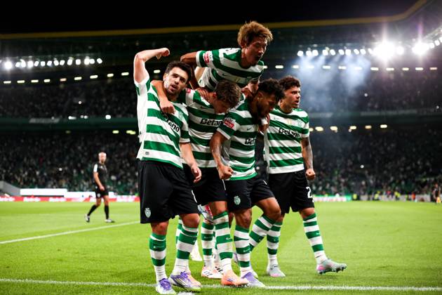 Sporting CP v Moreirense FC - Liga Portugal BetClic 2025 2026 Ponta de lanca colombiano do Sporting CP Luis Suarez 97 marca e Lateral direito do Sporting grego Vagianidis, Medio centro japones do Sporting CP Hidemasa Morita 5 Extremo esquerdo portugues do Sporting CP Pedro Goncalves 8 e Medio esquerdo uruguaio do Sporting CP Maxi Araujo 20 celebram com ele durante a partida entre Sporting CP v Moreirense FC, valida pela Liga Portugal BetClic 2025 2026 no Estadio Jose Alvalade, Portugal (Foto de Diogo Faria Reis Avant Sports) Lisboa Estadio Jose Alvalade Portugal Copyright: xDiogoxFariaxReis AvantxSportsx