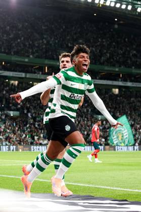 Sporting CP v Moreirense FC - Liga Portugal BetClic 2025 2026 Extremo esquerdo brasileiro do Sporting CP Alisson Santos 27 e Ioanidis celebram golo durante a partida entre Sporting CP v Moreirense FC, valida pela Liga Portugal BetClic 2025 2026 no Estadio Jose Alvalade, Portugal (Foto de Diogo Faria Reis Avant Sports) Lisboa Estadio Jose Alvalade Portugal Copyright: xDiogoxFariaxReis AvantxSportsx
