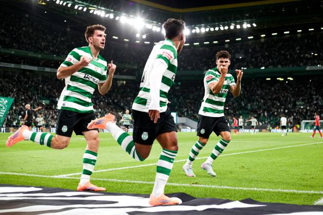 Sporting CP v Moreirense FC - Liga Portugal BetClic 2025 2026 Extremo esquerdo brasileiro do Sporting CP Alisson Santos 27 Medio esquerdo uruguaio do Sporting CP Maxi Araujo 20 e Ioanidis celebram golo durante a partida entre Sporting CP v Moreirense FC, valida pela Liga Portugal BetClic 2025 2026 no Estadio Jose Alvalade, Portugal (Foto de Diogo Faria Reis Avant Sports) Lisboa Estadio Jose Alvalade Portugal Copyright: xDiogoxFariaxReis AvantxSportsx