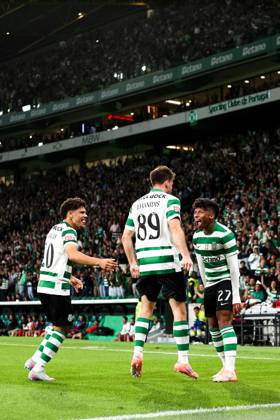 Sporting CP v Moreirense FC - Liga Portugal BetClic 2025 2026 Extremo esquerdo brasileiro do Sporting CP Alisson Santos 27 Medio esquerdo uruguaio do Sporting CP Maxi Araujo 20 e Ioanidis celebram golo durante a partida entre Sporting CP v Moreirense FC, valida pela Liga Portugal BetClic 2025 2026 no Estadio Jose Alvalade, Portugal (Foto de Diogo Faria Reis Avant Sports) Lisboa Estadio Jose Alvalade Portugal Copyright: xDiogoxFariaxReis AvantxSportsx