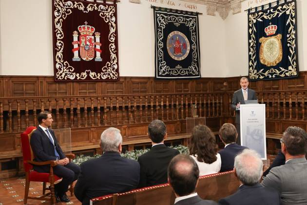 The King Presents The V Edition Of The camino Real Award To Rafael Nadal?????????????? MADRID, SPAIN - SEPTEMBER 20: (----EDITORIAL USE ONLY – MANDATORY CREDIT - ROYAL PALACE OF SPAIN HANDOUT - NO MARKETING NO ADVERTISING CAMPAIGNS - DISTRIBUTED AS A SERVICE TO CLIENTS----) King Felipe VI speaks at the presentation of the 5th edition of the Camino Real Award , at the Paraninfo of the University of Alcala, on 20 September, 2022 in Alcala de Henares, Madrid, Spain. The Camino Real Award has been granted by the Franklin Institute of the University of Alcala, which recognizes the professional work of Spaniards who in an outstanding and exemplary way project and enhance the positive image of Spain in the United States. The projection of the image of Spain in North America by the tennis player, means his triumph in the US Open (2019), as well as in previous editions of 2010, 2013, 2017 and in other tournaments played in North America. In addition, it is worth mentioning his personal involvement in different social actions from the Rafael Nadal Foundation, which integrates vulnerable minors or young people with intellectual disabilities. Madrid Spain. Editorial use only. Please get in touch for any other usage.  Copyright: x2025xAnadoluxRoyalxPalacexofxSpainx