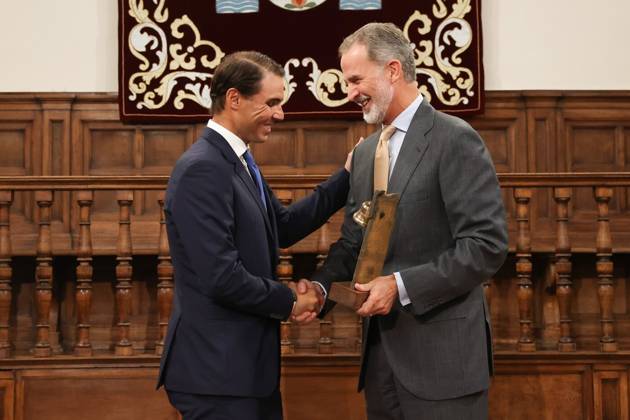 The King Presents The V Edition Of The camino Real Award To Rafael Nadal?????????????? MADRID, SPAIN - SEPTEMBER 20: (----EDITORIAL USE ONLY – MANDATORY CREDIT - ROYAL PALACE OF SPAIN HANDOUT - NO MARKETING NO ADVERTISING CAMPAIGNS - DISTRIBUTED AS A SERVICE TO CLIENTS----) King Felipe VI (R) presents the Camino Real Award to tennis player Rafael Nadal (L), during its fifth edition, at the auditorium of the University of Alcala, on 20 September, 2022 in Alcala de Henares, Madrid, Spain. The Camino Real award has been granted by the Franklin Institute of the University of Alcala, which recognizes the professional work of Spaniards who in an outstanding and exemplary way project and enhance the positive image of Spain in the United States. The projection of the image of Spain in North America by the tennis player, means his triumph in the US Open (2019), as well as in previous editions of 2010, 2013, 2017 and in other tournaments played in North America. In addition, it is worth mentioning his personal involvement in different social actions from the Rafael Nadal Foundation, which integrates vulnerable minors or young people with intellectual disabilities. Madrid Spain. Editorial use only. Please get in touch for any other usage.  Copyright: x2025xAnadoluxRoyalxPalacexofxSpainx