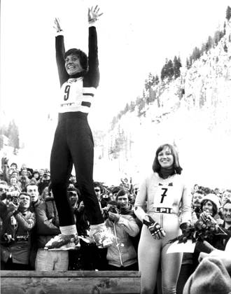 Ski Alpine Olympic Winter Games 1976 in Innsbruck Departure u B Z v l Gold medal winner Rosi Mittermaier the Joy u0026 39;s throw away on the Podium Germany , next to it The Third Cindy Nelson USA 1976 in Innsbruck Austria ATTENTION date estimated !ACHTUNG AUFNAHMEDATUM GESCHÄTZT!