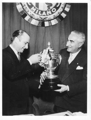 Juan Manuel Fangio holt seinen ersten Formel-1-Weltmeistertitel, 75. Jahrestag am 28. Oktober