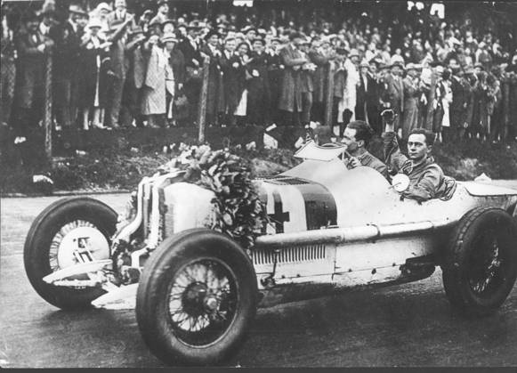 grand Prize from Germany again on the Avus After a Break from 33 Years will he again in Berlin place since 1927 was he on the Nürburg Ring extended 1926 won Caracciola the grand Prize to last Male on the Avus here with his Fitter on the Lap of honor, from the Spectators cheered 15 07 1959