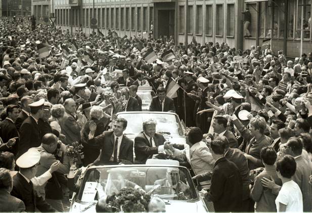 Football World Cup 1966 in England Arrival the national team Travel through Frankfurt u B Z in first Dare Franz Beckenbauer left and Helmut Haller, second Dare Siegfried Hero left and Lothar Emmerich, Third parties Dare Wolfgang Weber left and Wolfgang Overath July 1966 in Frankfurt Germany ATTENTION date estimated !ACHTUNG AUFNAHMEDATUM GESCHÄTZT!