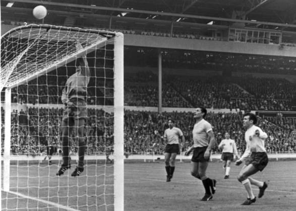 Football World Cup 1966 in England Opening match, Group A England Uruguay 0 0 u B Z John Connelly right tight shoots up Goal, Goalkeeper Ladislao Mazkiewicz left Uru directs the Ball ueber The Latte, Horacio Troche and Nestor Goncalves both Uru track the Ball 11 07 1966 in Wembley Empire Stage England UK