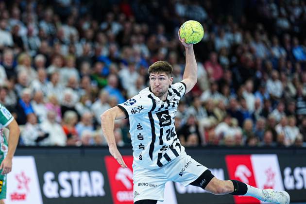 7 meter throw goal Lukas Zerbe THW Kiel, 24 GER, THW Kiel vs GWD Minden, Handball, 1 Bundesliga, Matchday 15, Season 2025 2026, 25 09 2025 GER, THW Kiel vs GWD Minden, Handball, 1 Bundesliga, Matchday 15, Season 2025 2026, 25 09 2025 Kiel Copyright: xEibner-Pressefoto MarcelxvonxFehrnx EP_MFN