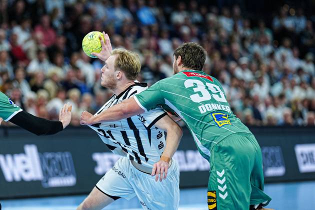 Eric Johansson THW Kiel, 21 , Malte Donker GWD Minden, 39 GER, THW Kiel vs GWD Minden, Handball, 1 Bundesliga, Matchday 15, Season 2025 2026, 25 09 2025 GER, THW Kiel vs GWD Minden, Handball, 1 Bundesliga, Matchday 15, Season 2025 2026, 25 09 2025 Kiel Copyright: xEibner-Pressefoto MarcelxvonxFehrnx EP_MFN