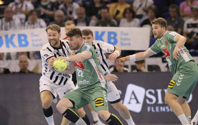 Photo on the ball Philipp Vorlicek Minden vs Petter Overby Kiel Handball Men 1 Bundesliga on Thu 25 09 2025 THW Kiel GWD Minden