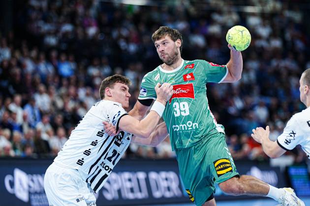 Throw Goal Malte Donker GWD Minden, 39 , Lucas Laube THW Kiel, 20 GER, THW Kiel vs GWD Minden, Handball, 1 Bundesliga, Matchday 15, Season 2025 2026, 25 09 2025 GER, THW Kiel vs GWD Minden, Handball, 1 Bundesliga, Matchday 15, Season 2025 2026, 25 09 2025 Kiel Copyright: xEibner-Pressefoto MarcelxvonxFehrnx EP_MFN