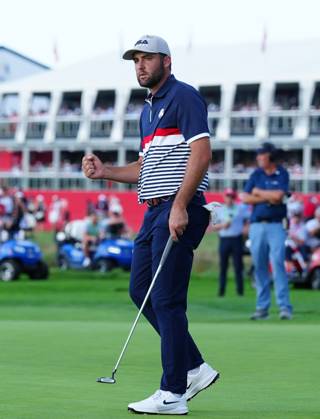 GOLF - Ryder Cup 2025 FARMINGDALE,NEW YORK,USA,26.SEP.25 - GOLF - Ryder Cup 2025, Bethpage Black Course. Image shows the rejoicing of Scottie Scheffler (USA). GEPAxpictures xBrianxSpurlock