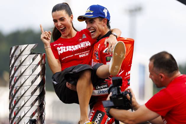 Motul Grand Prix celebrations World Championship, WM, Weltmeisterschaft in Motegi, Japan - 28 Sept 2025 Ducati Lenovo team rider Marc Marquez celebrates becoming world champion after the race during the 2025 Motul Grand Prix. Motegi Japan Copyright: xStephenxBlackberryx xSOPAxImagesx SBLACKBERRY_09536
