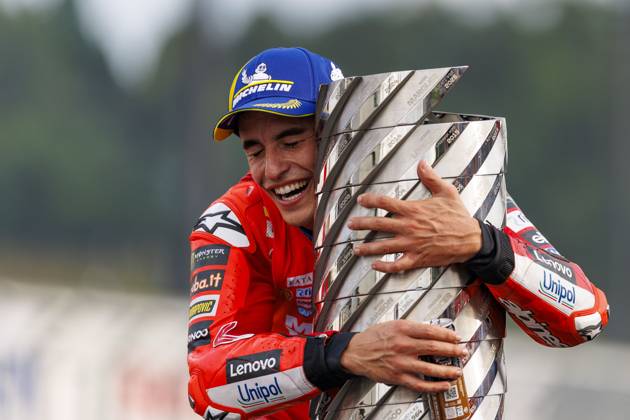 Motul Grand Prix celebrations World Championship, WM, Weltmeisterschaft in Motegi, Japan - 28 Sept 2025 Ducati Lenovo team rider Marc Marquez celebrates becoming world champion after the race during the 2025 Motul Grand Prix. Motegi Japan Copyright: xStephenxBlackberryx xSOPAxImagesx SBLACKBERRY_09539