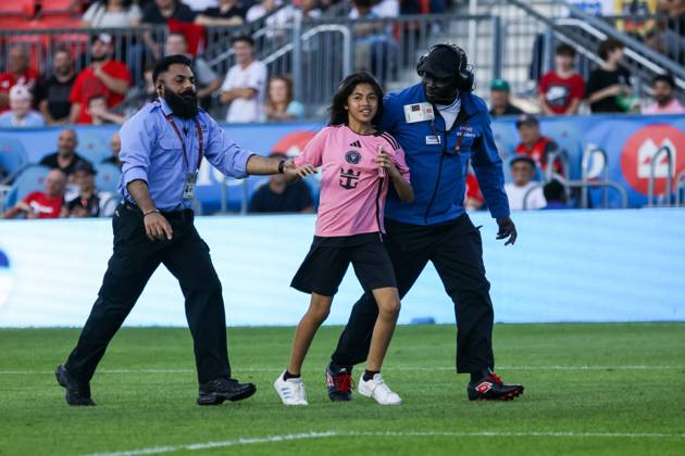Toronto FC v Inter Miami CF In Toronto, Ontario, Canada, on September 27, 2025, young fans with Inter Miami are caught by the security team after invading the pitch during the Major League Soccer game between Toronto FC and Inter Miami at BMO Field. Toronto Ontario Canada Copyright: xIndrawanxKumalax originalFilename:kumala-majorlea250927_npAmK