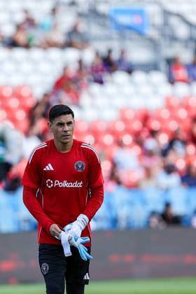Toronto FC v Inter Miami CF In Toronto, Ontario, Canada, on September 27, 2025, Inter Miami goalkeeper Oscar Ustari warms up during the Major League Soccer game between Toronto FC and Inter Miami at BMO Field. Toronto Ontario Canada Copyright: xIndrawanxKumalax originalFilename:kumala-majorlea250927_npiMK